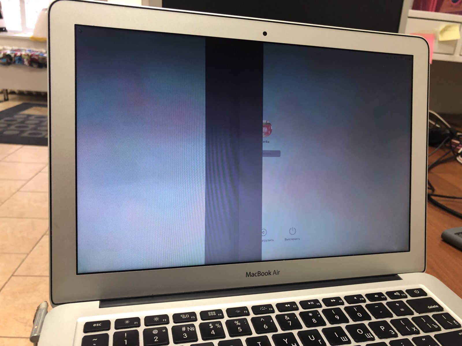 полосы на экране Apple Macbook
