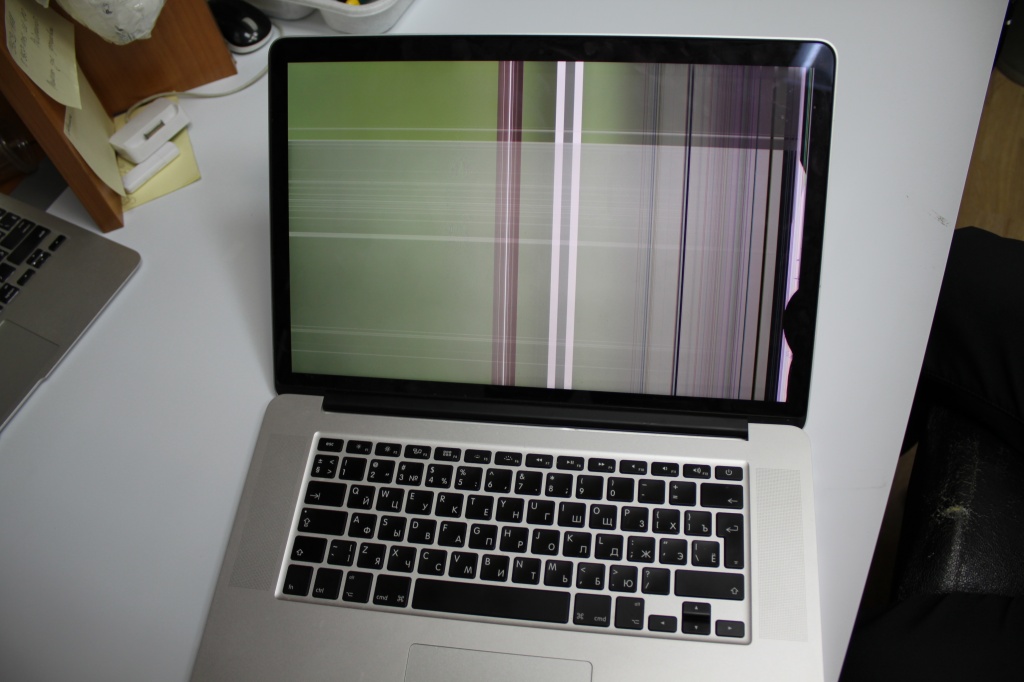 полосы на экране Apple Macbook